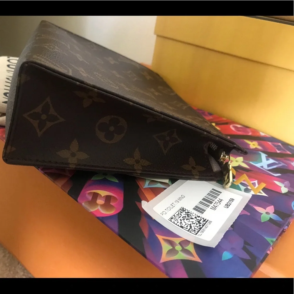 Louis Vuitton Monogram Toiletry 19 - Picture 7 of 12